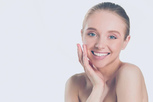 Portret van een mooie vrouw met natuurlijke make-up aanraken van haar gezicht. — Stockfoto