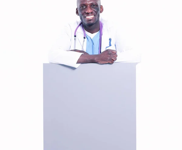 Médecin homme tenant une pancarte vide. Docteur. Panneau publicitaire — Photo