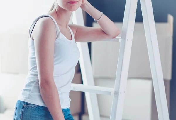 Πορτρέτο της νεαρής γυναίκας ενώ στέκεται νέο διαμέρισμα . — Φωτογραφία Αρχείου