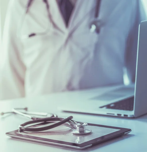 Médicos trabajando en la computadora en el hospital . —  Fotos de Stock