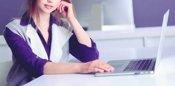 Jeune femme d'affaires confiante travaillant au bureau et tapant avec un ordinateur portable — Photo