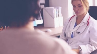 Hastane koğuşunda doktorla konuşan kadın