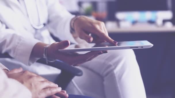 Schöne junge hispanische Frau schaut sich Testergebnisse auf Tablet-Computer mit Oberarzt an. — Stockvideo