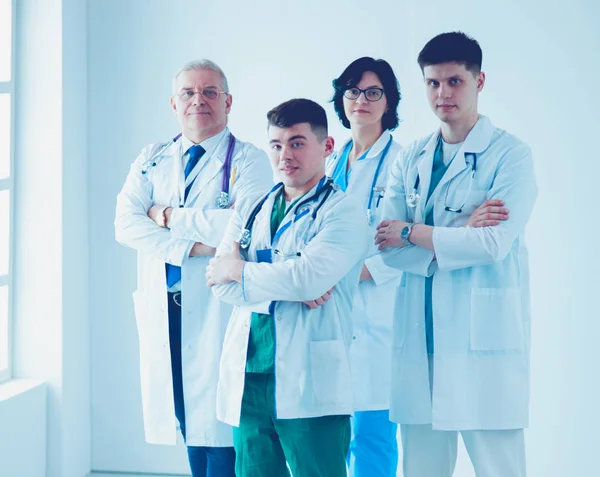 Equipo médico exitoso. Equipo de médicos confiados de pie juntos y sonriendo — Foto de Stock