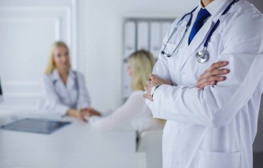 Hastanede çalışan mutlu bir doktor.