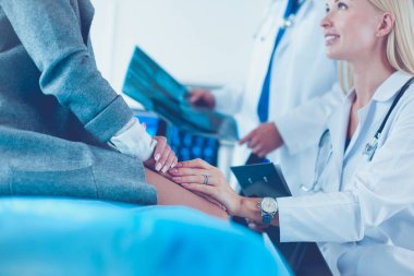 Doktor ve hasta tarama sonuçlarını tarama merkezinde tartışıyor