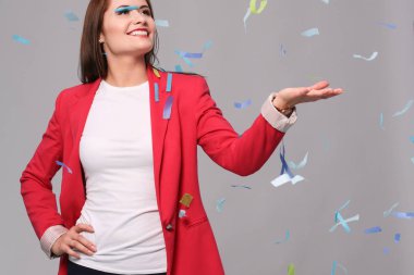 Konfeti kutlama parti güzel mutlu kadın. Doğum günü veya yeni yıl arifesi kavramı kutlama.