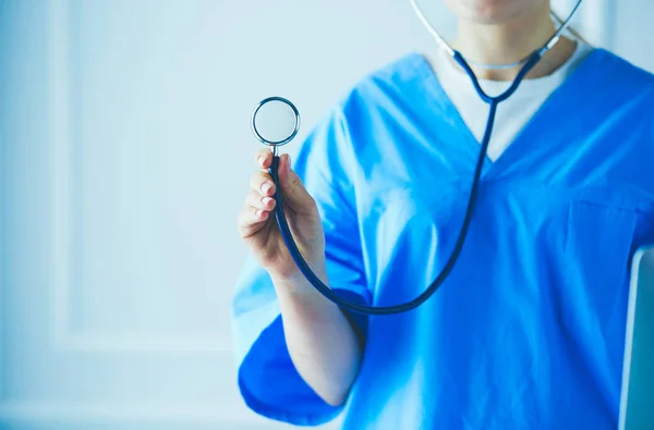 Unbekannte Ärztin mit Stethoskop steht in Arztpraxis — Stockfoto