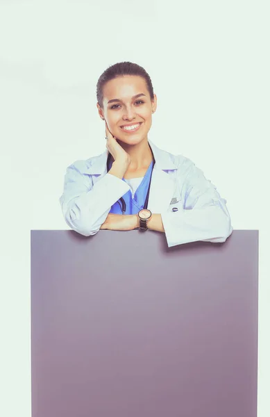 Una dottoressa con un cartellone bianco. Donna medico — Foto Stock