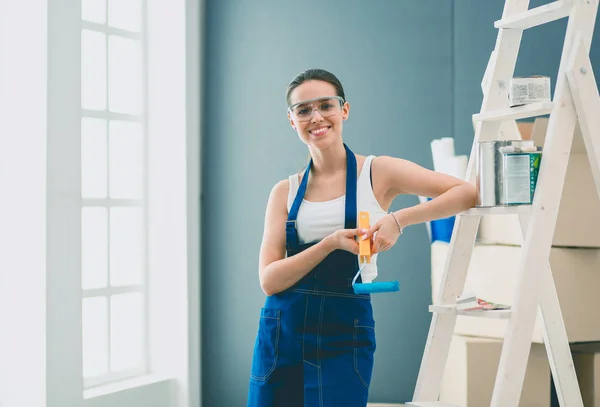 Retrato de mulher jovem enquanto está de pé novo apartamento  . — Fotografia de Stock