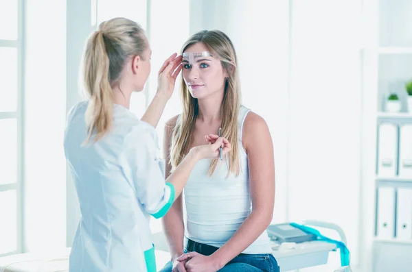 Permanente make-up voor wenkbrauwen. Close-up van mooie vrouw met dikke wenkbrauwen in schoonheidssalon. — Stockfoto