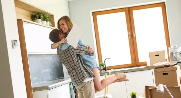 Portrait de jeune couple déménageant dans une nouvelle maison. Jeune couple — Photo