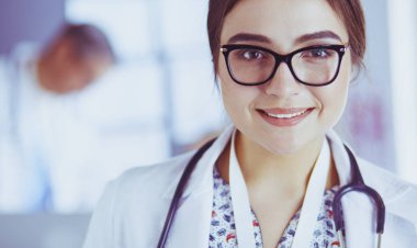 Hastane lobisinde tablet bilgisayar kullanan kadın doktor.