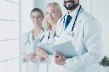 Beyaz arka planda izole edilmiş bir doktor, kadın ve erkek.