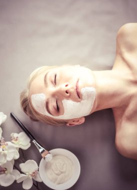 Yüz maskesi. Güzel genç kız Spa, makyajcısı kadın yüz maskesi uygulama.