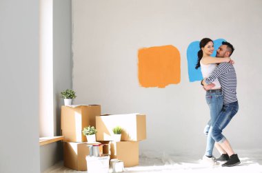 Mutlu genç çift yeni evin içinde hareket. Genç Çift