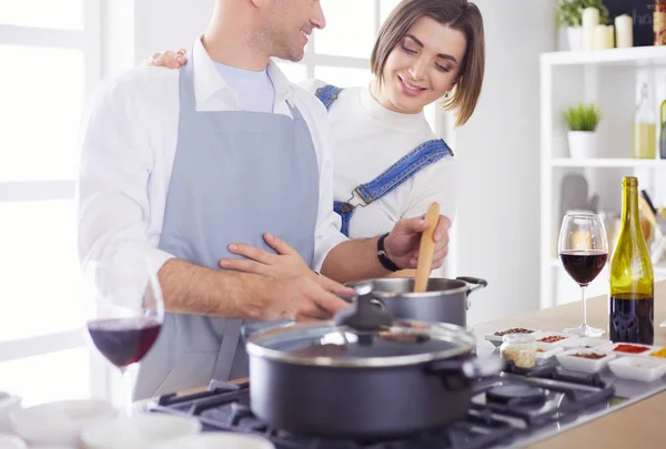 Casal cozinhar juntos na cozinha em casa — Fotografia de Stock