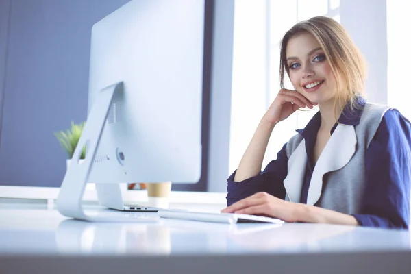 Junge selbstbewusste Geschäftsfrau arbeitet am Schreibtisch und tippt mit dem Laptop — Stockfoto