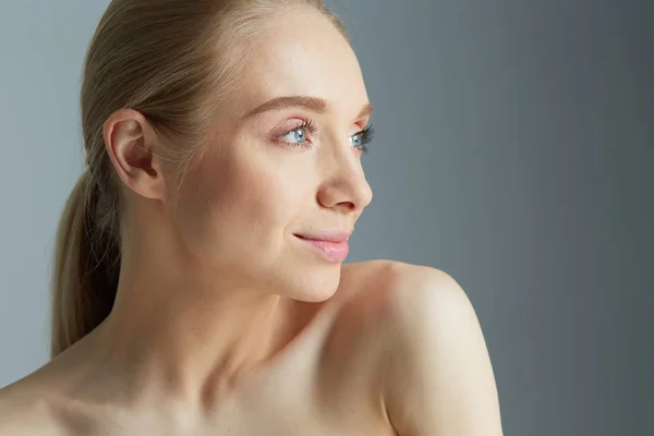 Adult woman portrait, skin care concept, beautiful skin and hands — Stock Photo, Image