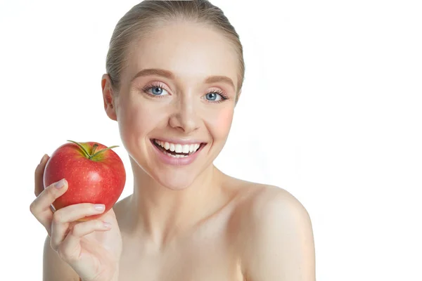 Retrato de feliz sonrisa joven hermosa mujer comiendo manzana roja, sobre fondo blanco —  Fotos de Stock