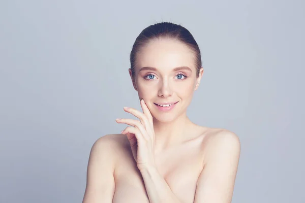 Portrait de femme adulte, concept de soins de la peau, belle peau et les mains — Photo