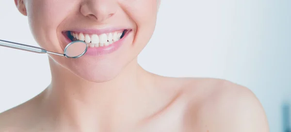 Denti donna e uno specchio bocca dentista — Foto Stock