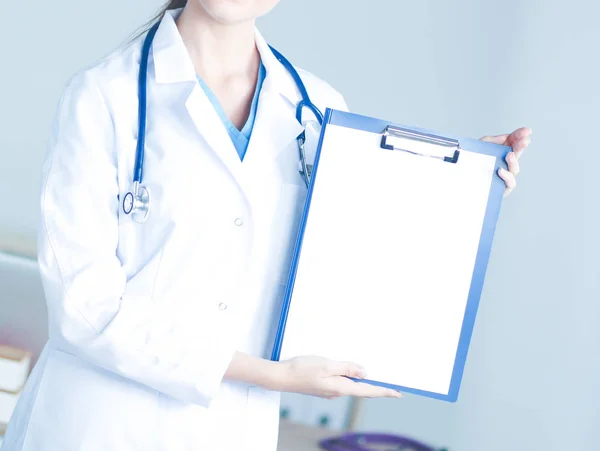 Dottoressa sorridente con una cartella in uniforme in piedi. Sorridente medico femminile — Foto Stock