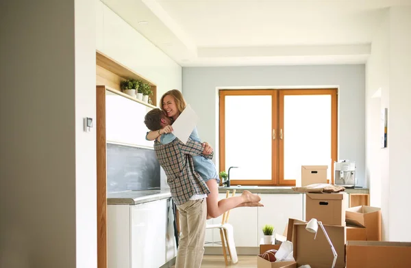 Porträtt av unga par som flyttar i nya hem. Ungt par — Stockfoto