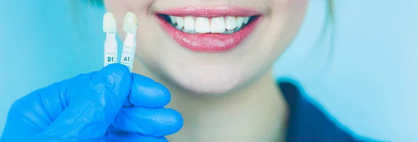 Dentista e paciente sentado no consultório odontológico — Fotografia de Stock