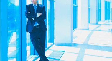 Arka ofiste genç işadamı portresi. Genç işadamı portresi