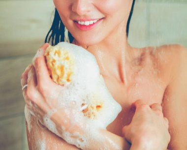 Genç beautyful kadın banyoda duş altında.