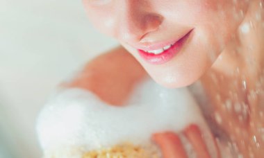 Genç beautyful kadın banyoda duş altında.