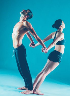 Genç çift Acro yoga mat Studio birlikte uygulamak. Acroyoga. Çift yoga. Ortak yoga.