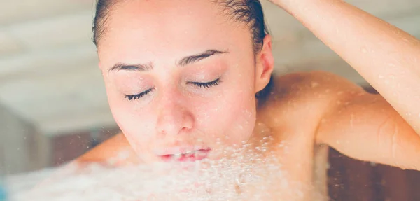 Jonge beautyful vrouw onder de douche in de badkamer. — Stockfoto