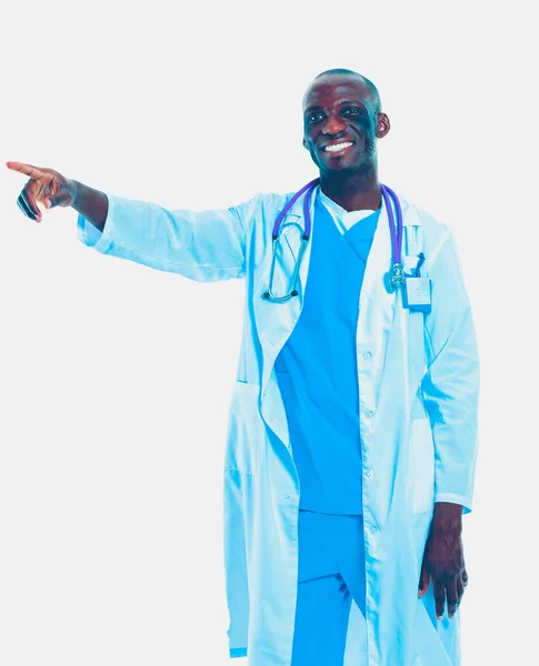 Beyaz arka planda tek başına duran bir doktorun portresi. Doktor bey. Klinik — Stok fotoğraf