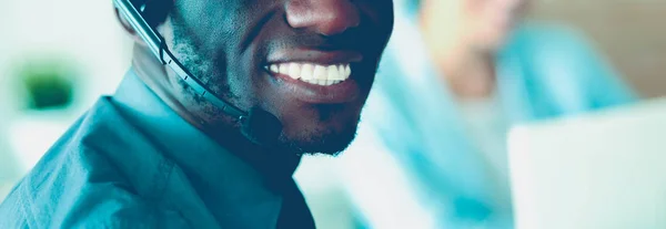 Portrait d'un jeune homme d'affaires afro-américain avec casque. — Photo