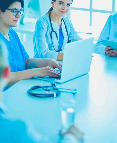 Ernstig medisch team dat een ziekte analyseert in een heldere ziekenhuiskamer — Stockfoto