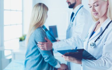 Yakışıklı erkek doktor, muayenehanesinde kısırlık konusunda bir çifte danışmanlık yapıyor.