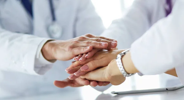 Equipe de médicos unindo as mãos, close-up — Fotografia de Stock