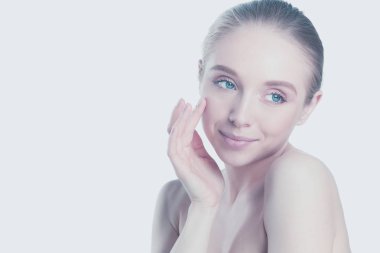 Taze temiz mükemmel cilt ile güzel genç kadın