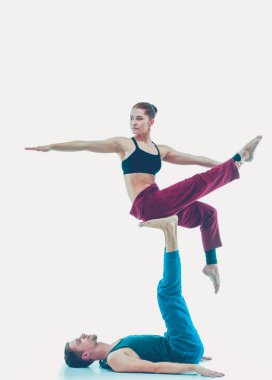 Genç atletik çift pratik acroyoga. Çiftinde Dengeleme.