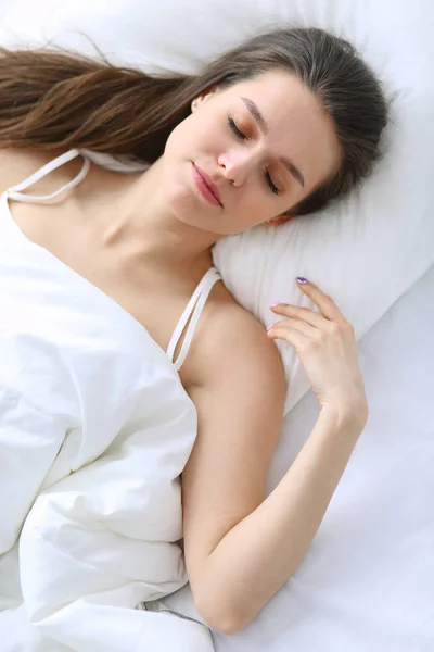 Schönes Mädchen schläft im Schlafzimmer, auf dem Bett liegend. — Stockfoto