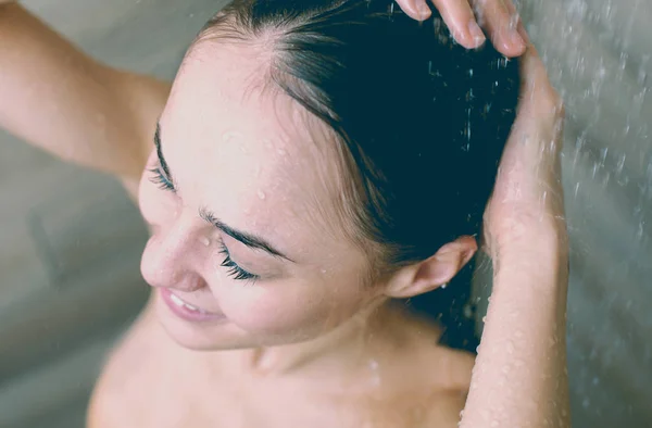 Jovem mulher bonita sob o chuveiro no banheiro . — Fotografia de Stock