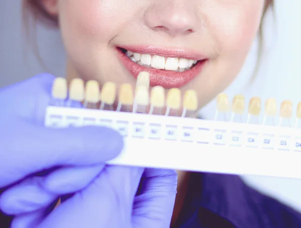 Dentista e paciente sentado no consultório odontológico — Fotografia de Stock