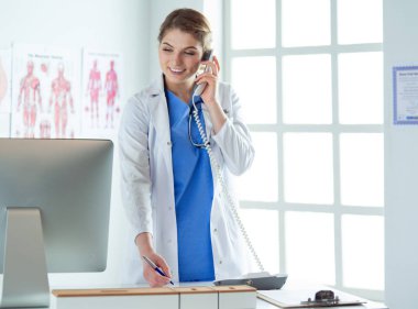 Ofisinde ciddi bir doktor var.