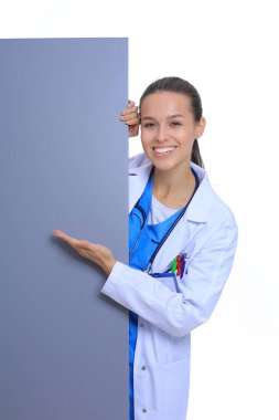 Boş reklam panosu olan bir kadın doktor. Kadın doktor