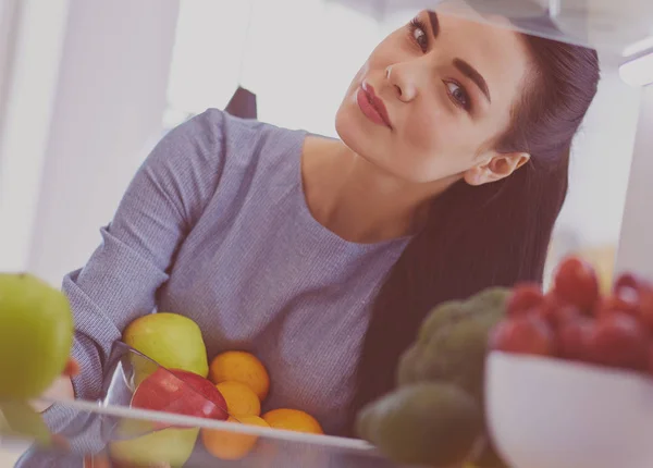 냉장고에서 신선 한 과일을 꺼내는 맛있는 여자, 건강 한 음식 컨셉트 — 스톡 사진