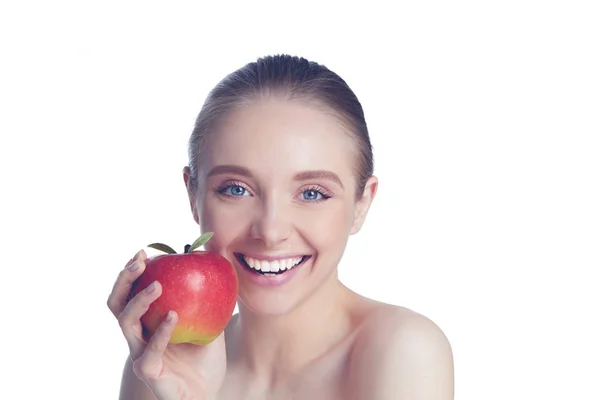 Portret szczęśliwego uśmiechu młodej pięknej kobiety jedzenia czerwonego jabłka, na białym tle — Zdjęcie stockowe