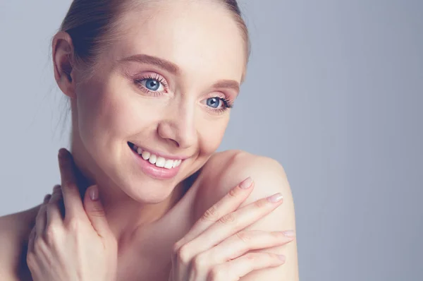 Volwassen vrouw portret, huid zorg concept, mooie huid en handen — Stockfoto