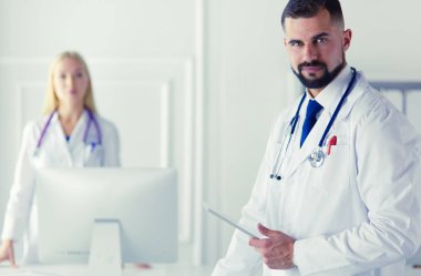 Doktorlar, erkek ve kadın, bir hastane odasında beyaz arka plan üzerinde izole Mutlu sağlık ekibi